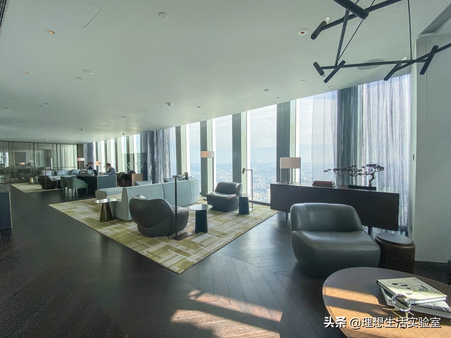 住在广州瑰丽酒店看外面风景,广州瑰丽酒店看到整个广州夜景