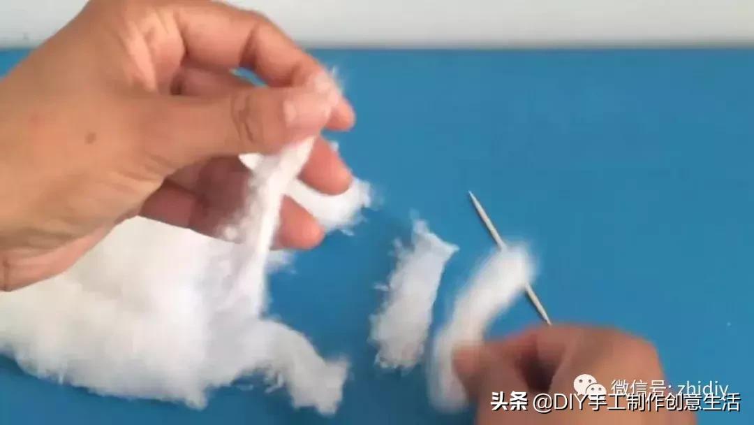 用白纸做个可爱的咩咩羊,用纸折一个可爱的小山羊