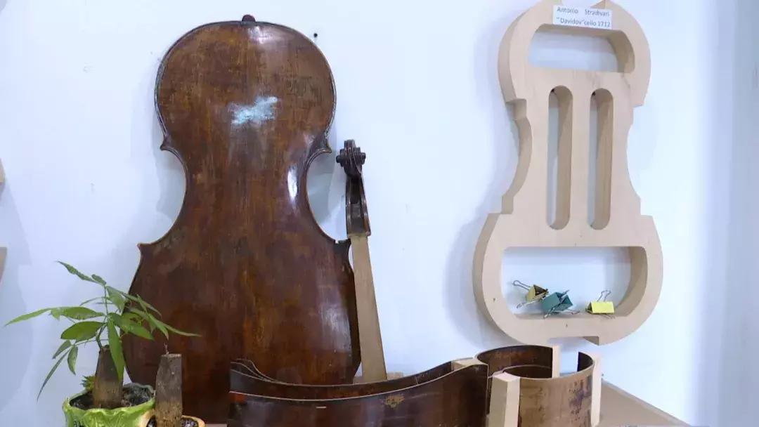 在海门有个能人，要修复一把近300年的德国大提琴