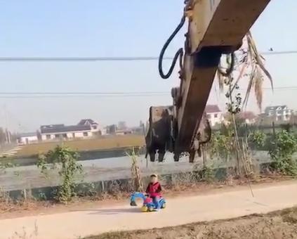 小男孩在工地开挖机,工地小男孩开着挖掘机