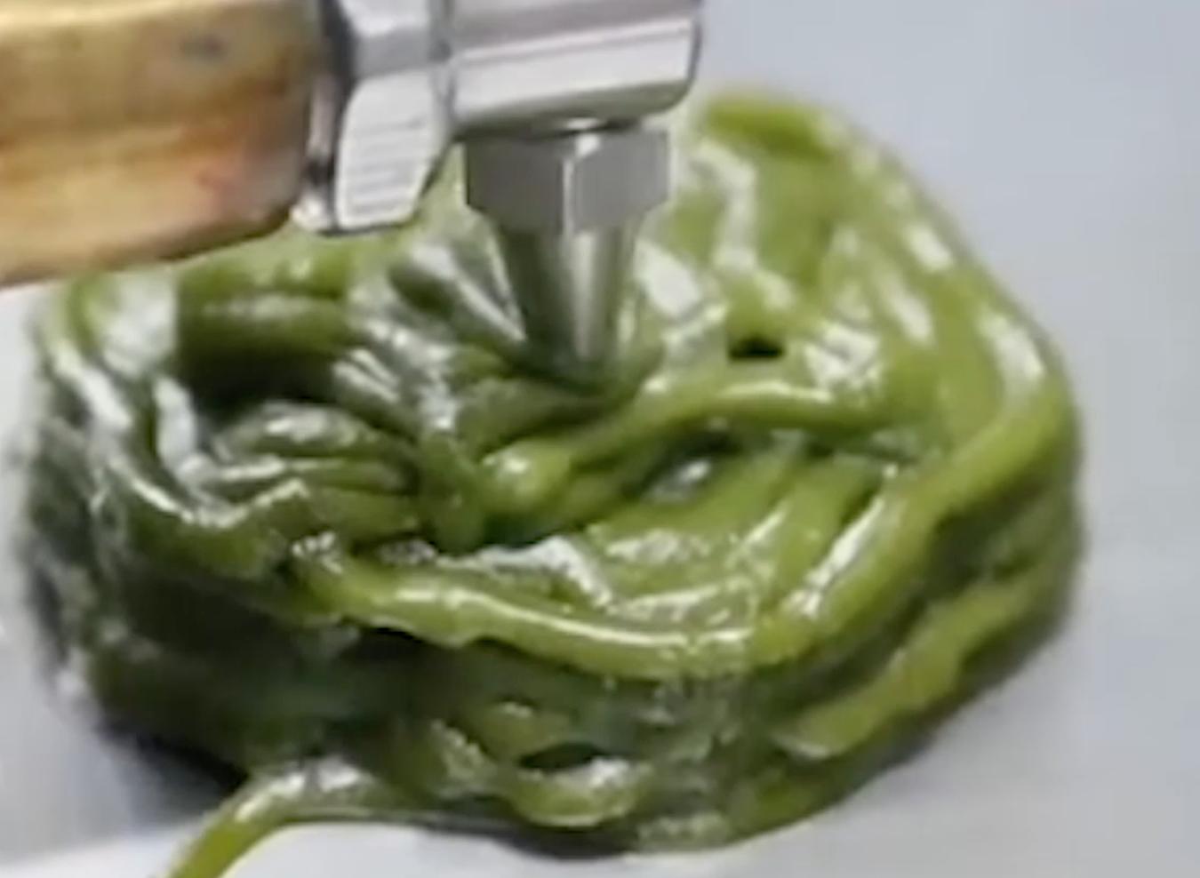 航天员在太空吃上月饼,航天员在太空吃月饼的视频