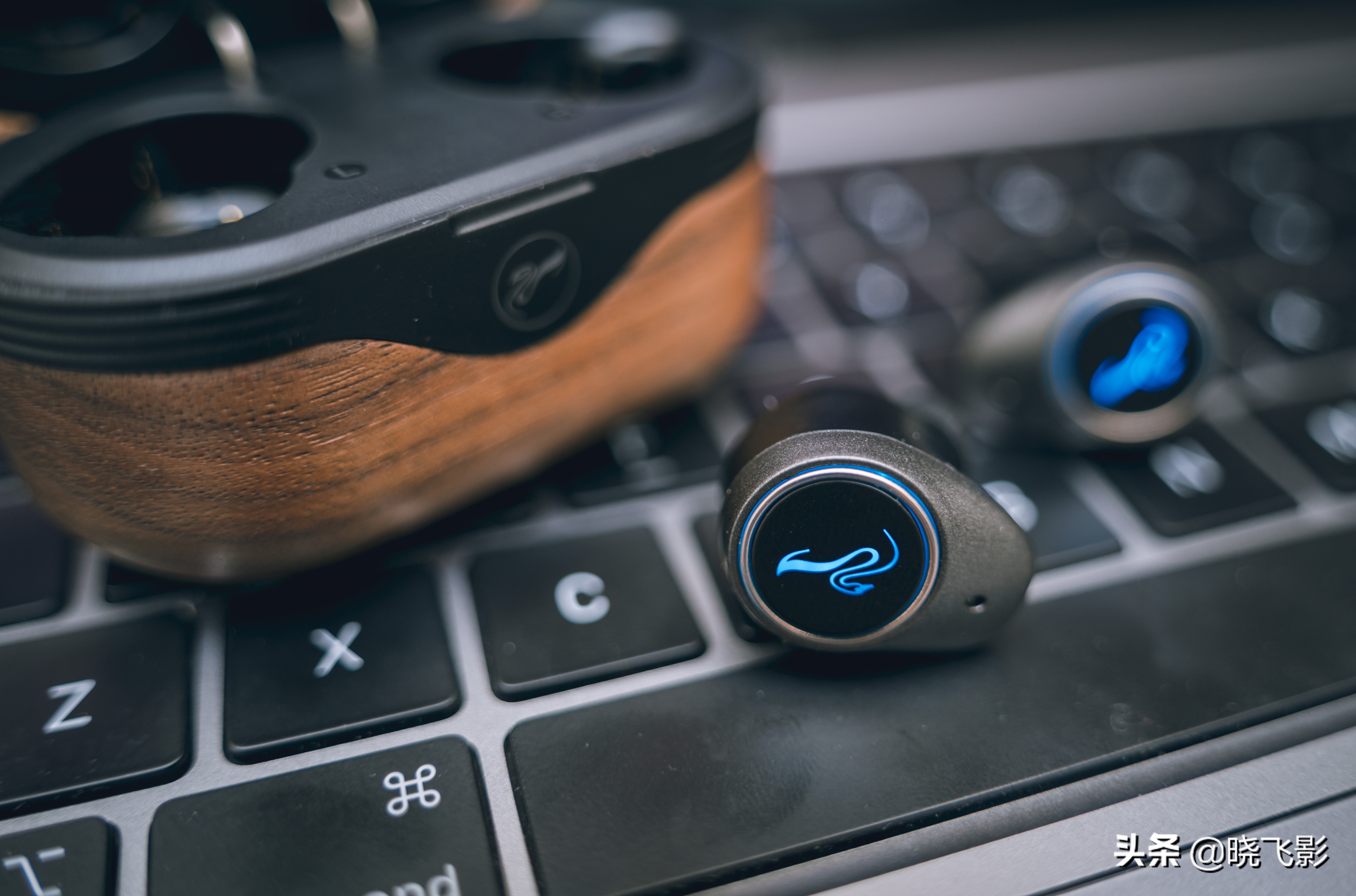 一个耳机盒有两种耳机,一个耳机盒