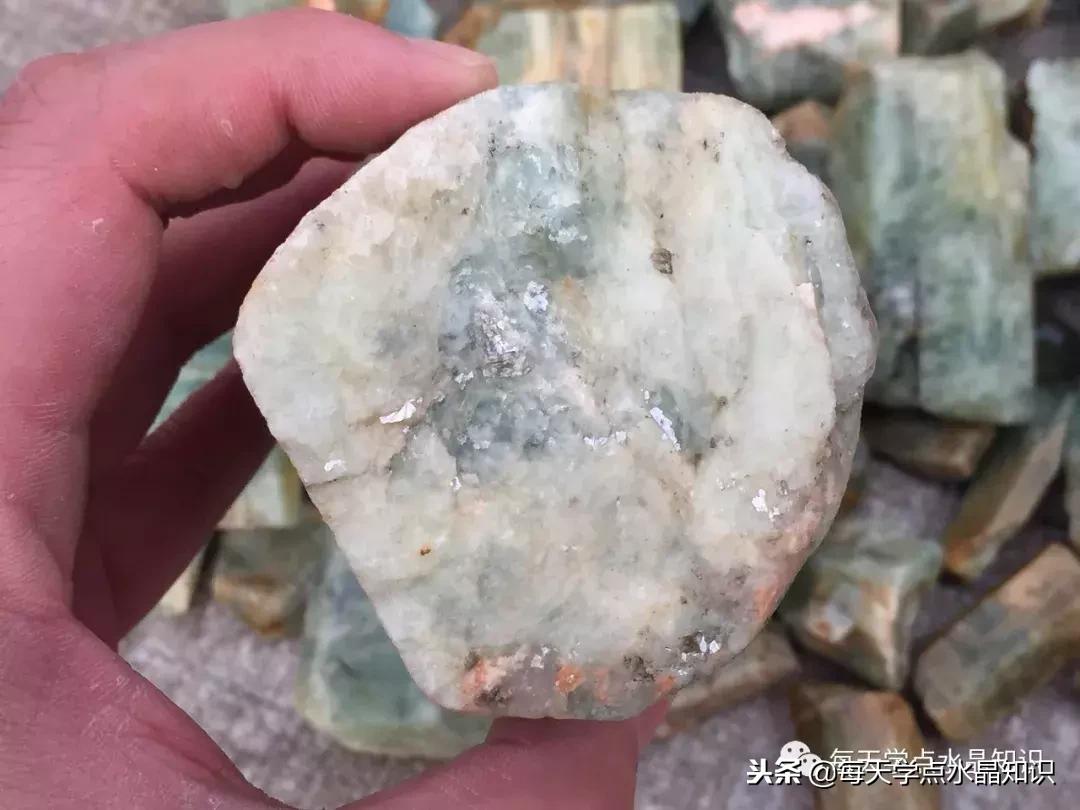 天蒙蒙亮赶个早市看一看天然水晶毛料市场