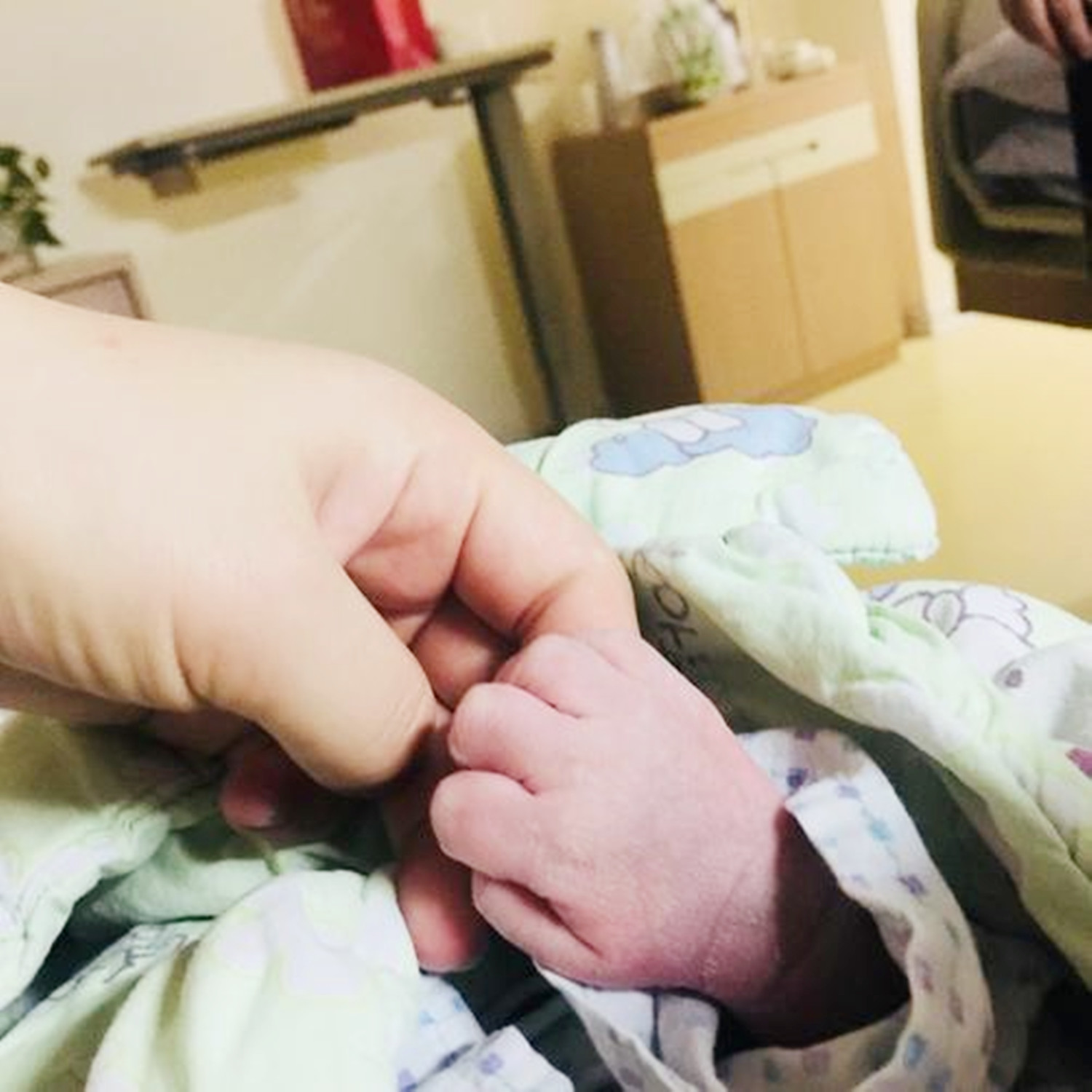 顺产的时候助产士挤压肚子吗,生孩子顺产需要叫助产士嘛