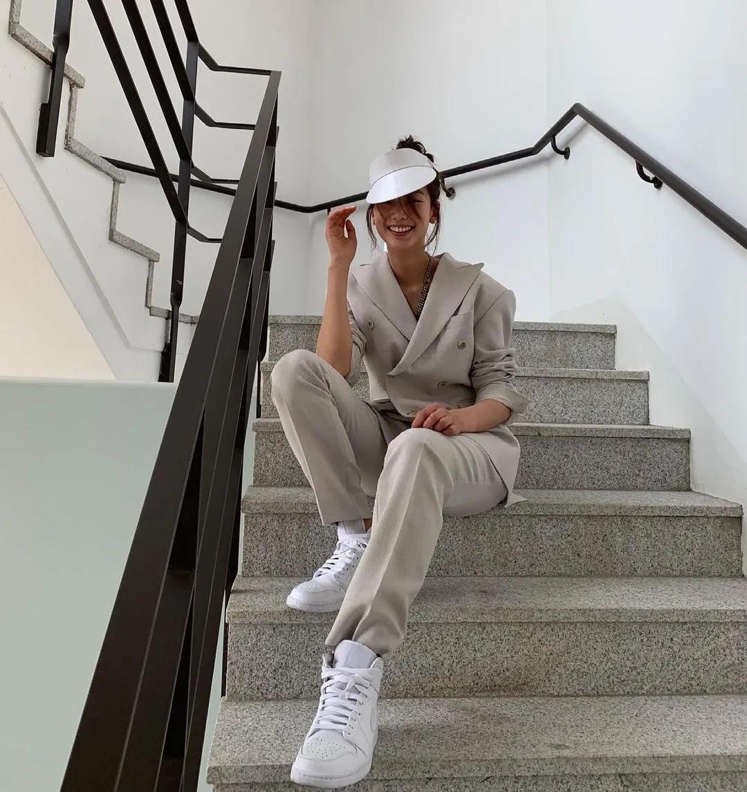 这个被嘲矮的超模火了！一脸硬伤，为啥还被Dior、Prada抢着宠？