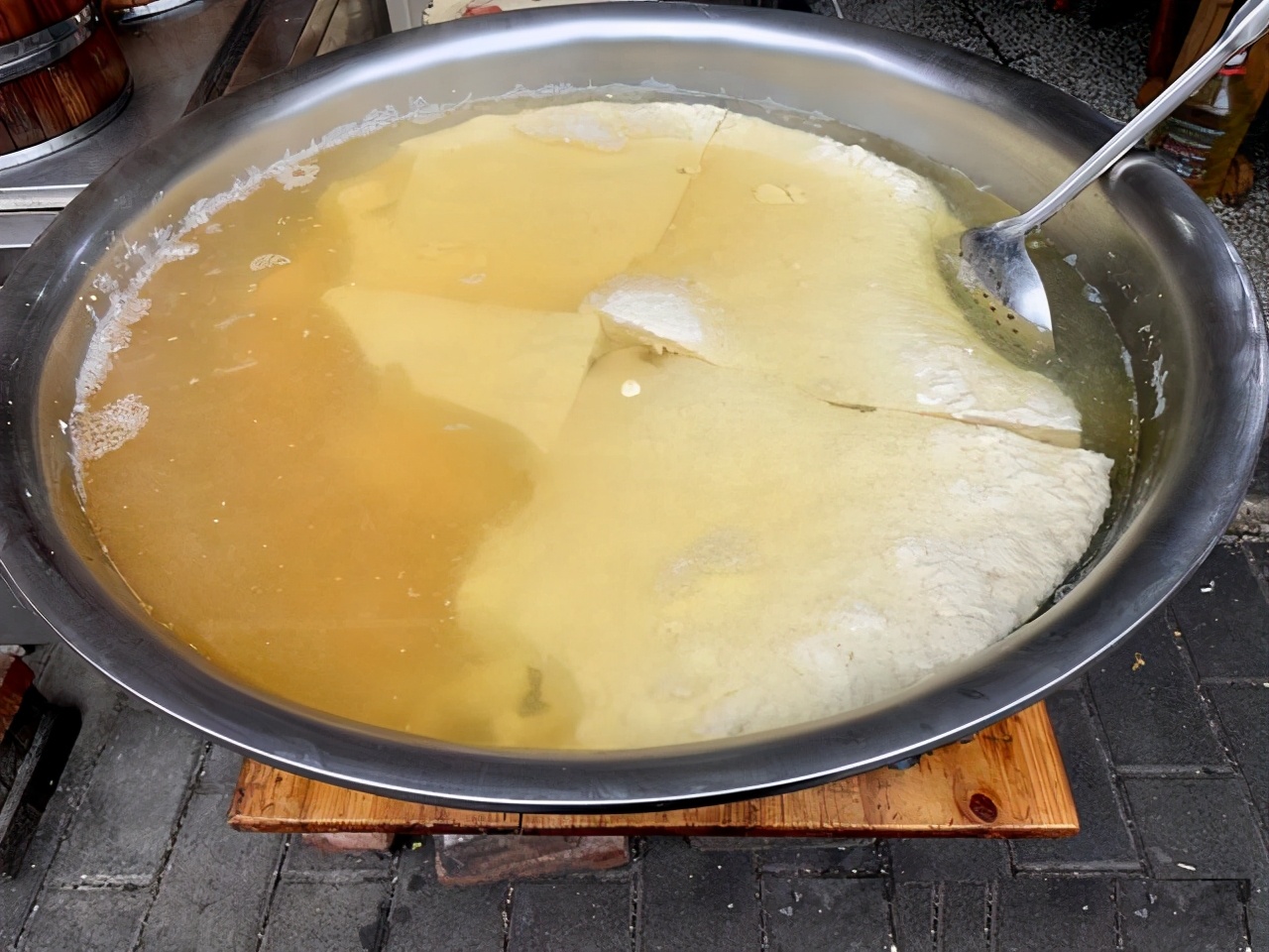 卤水点豆腐根据什么原理,为什么卤水点豆腐点出来是浑的