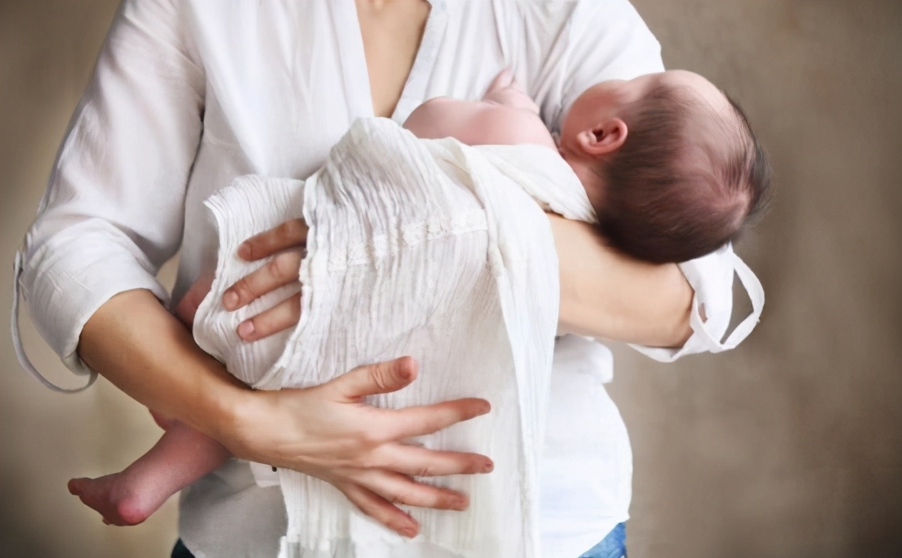 为什么宝宝抱着睡得香放着就醒,50天宝宝抱着睡得香放下就醒