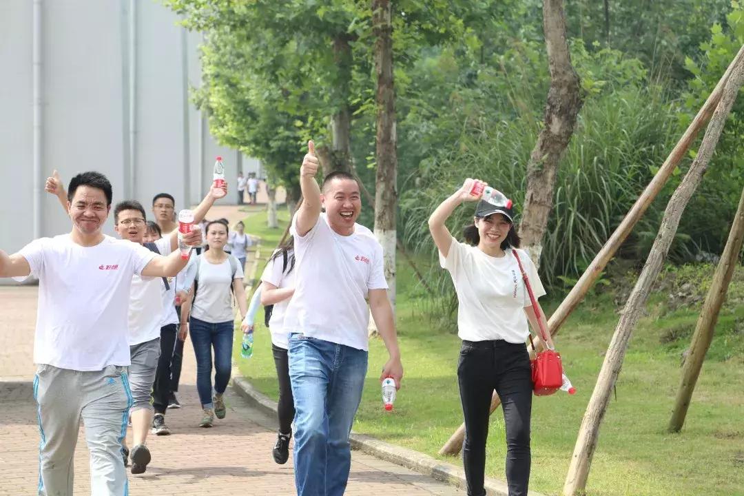 好老师教育“风雨同行十五载，携手并肩再奋进”主题拉练活动启动