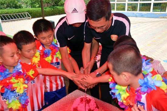 沃德兰·东大幼儿园易城园“沃沃足球赛”圆满落幕小球员诠释“体育精神”