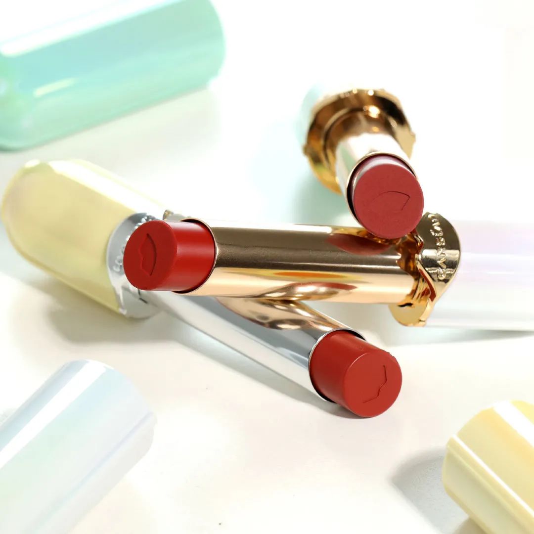 卡姿兰x必胜客的“下午茶”主题彩妆包装，梦回爱丽丝