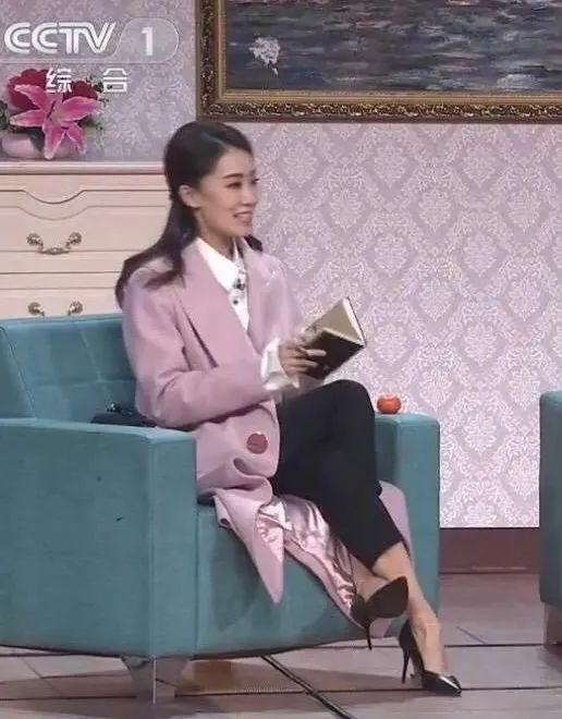 春晚时尚图鉴:热巴杨幂的红裙、王菲刷碗手套和董卿李思思的口红