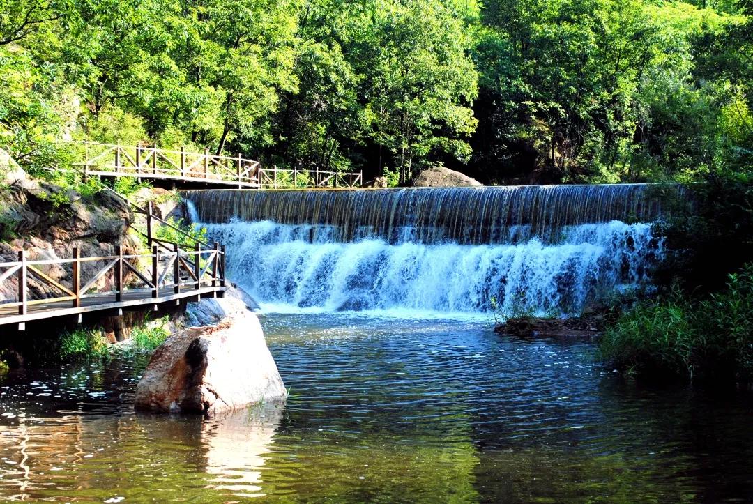 绿野仙踪旅游景区夜晚,画眉谷旅游景区