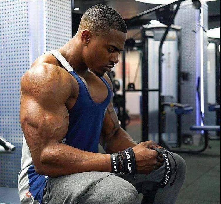 手臂粗壮肌肉训练,怎样练手臂才能使手臂肌肉明显