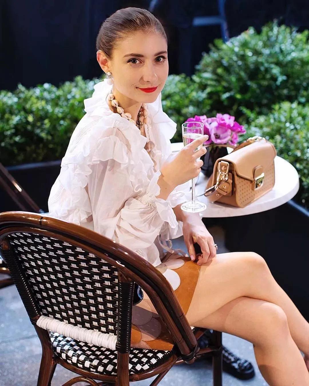 “挤奶衫”难穿上热搜，试试这三款衬衫，百搭时髦还高级