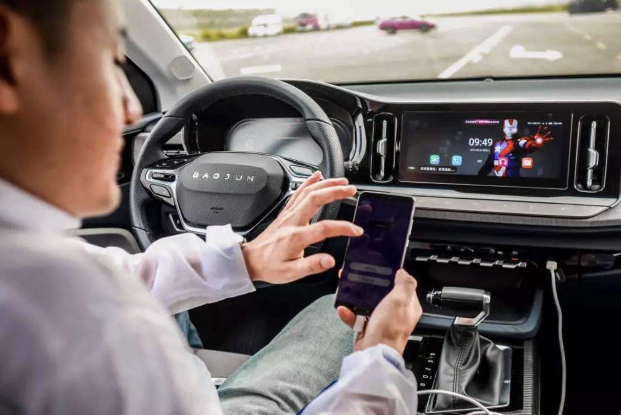 习惯了微信秒回的你该配一台怎样的家用车？RM-5语音发微信了解下