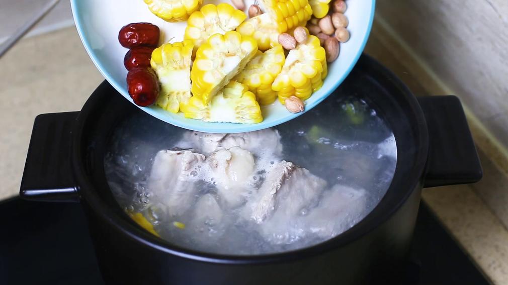 炖煮排骨汤需要什么调料,煨排骨汤什么时候放盐肉容易烂