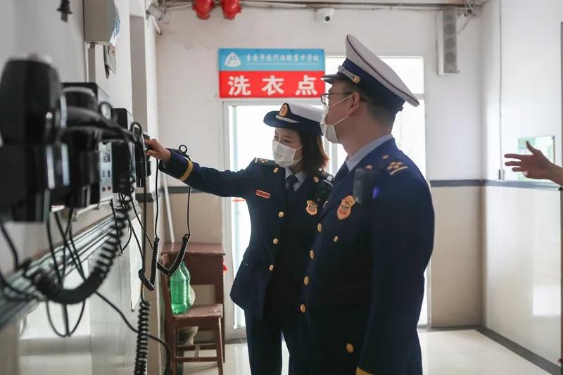 镇领导带队开展校园消防安全检查,重庆南岸区消防安全活动