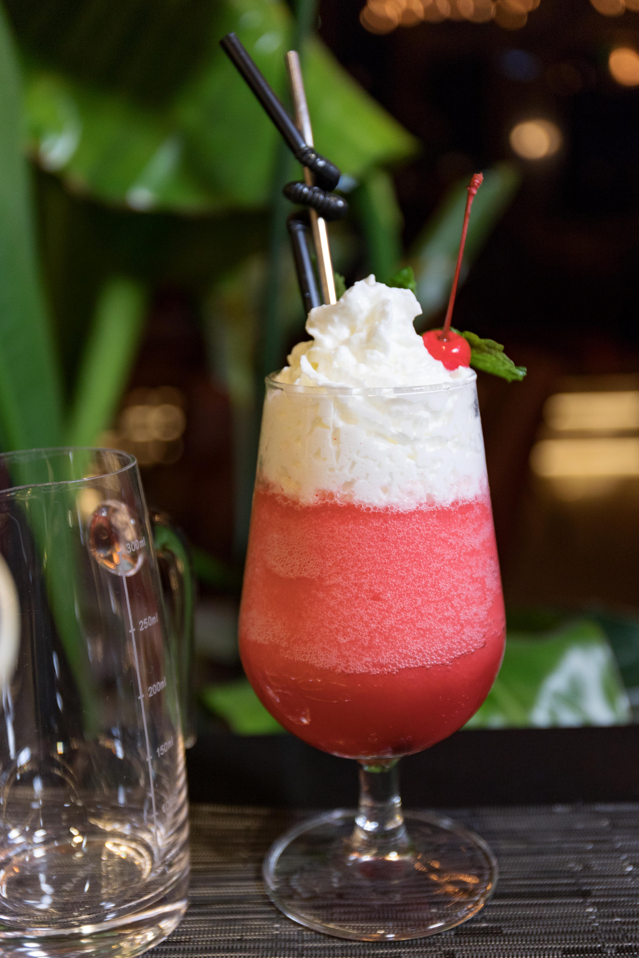 重庆第①家正版餐酒博物馆来了！1000+酒水，50+简餐，嗨翻16h