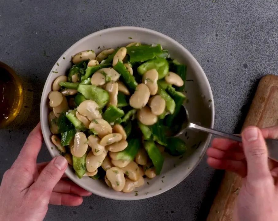 国外网红给黄瓜挤奶​视频登上热搜!milkcucumber是什么神操作?