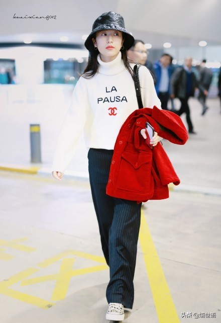 周雨彤穿板鞋图片,周雨彤spell牛仔裤穿搭