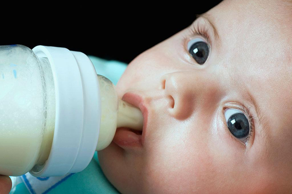 婴儿湿疹和喝的奶粉有关吗,宝宝脸上有湿疹是跟奶粉有关系吗