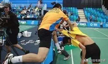 羽毛球比赛违规判罚手势,比赛中羽毛球犯规如何处罚