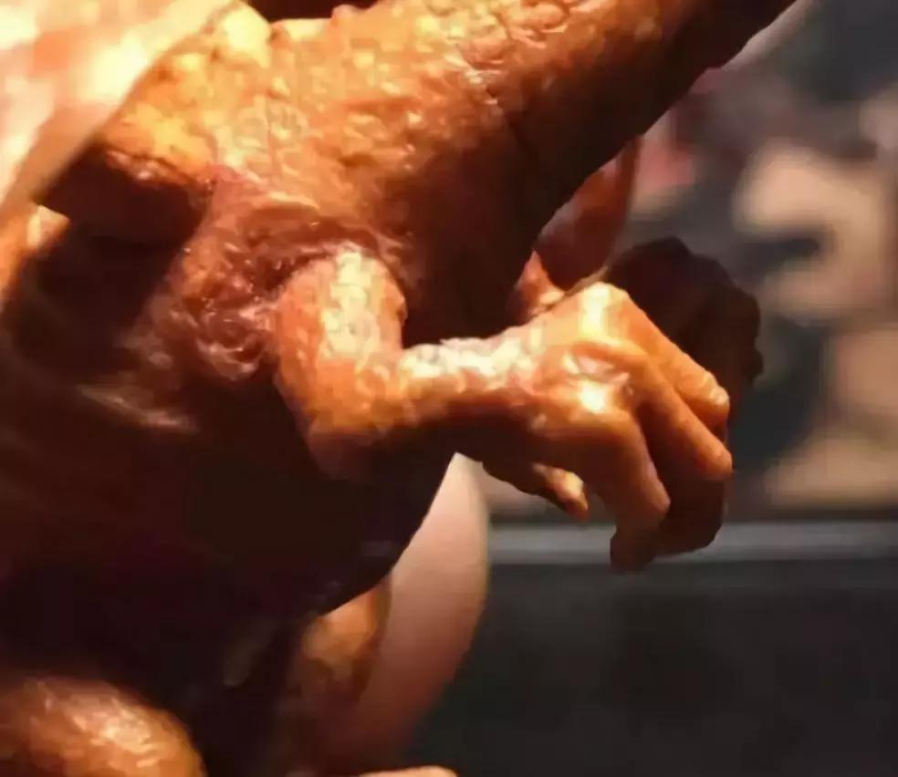 价值240万非洲的原木，雕刻成品出来后震惊全场，一片心疼声！