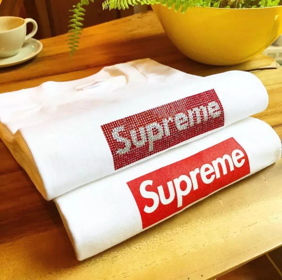 穿着大logo的衣服,穿大logo的衣服就很土吗