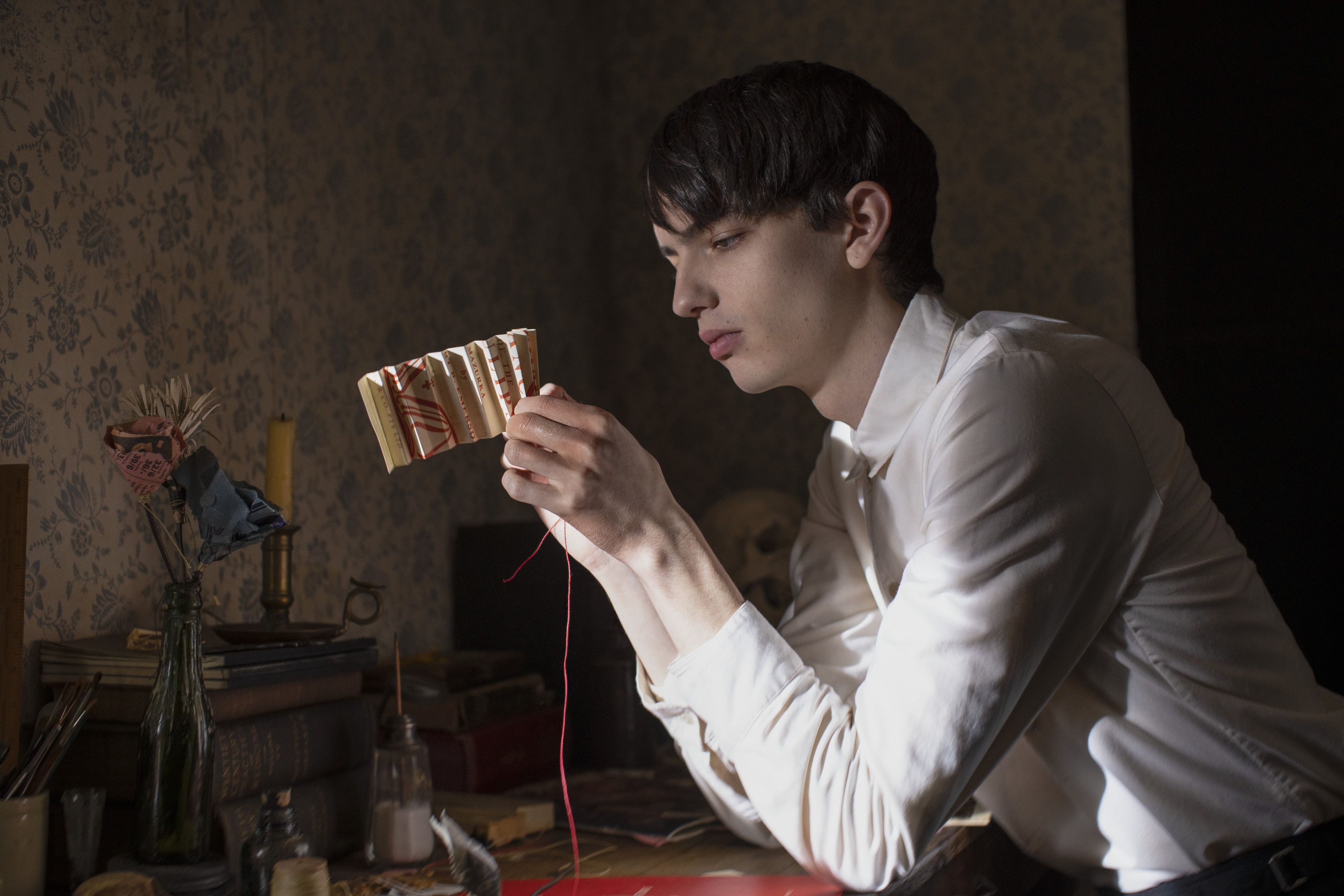 卷福最新电视剧预告,卷福客串电影变无眉长发超模