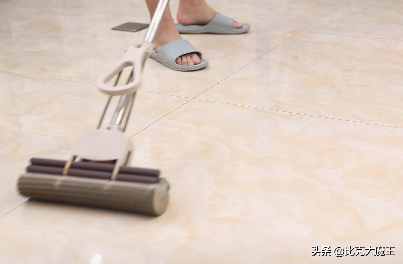 清水拖地等于白拖教你一个小技巧,哪种拖地水拖得干净没水印