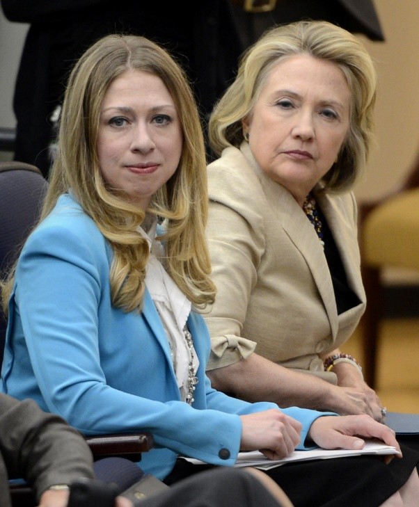 希拉里有多强势？坐在椅子上翘着二郎腿，教蹲在脚边的克林顿做事