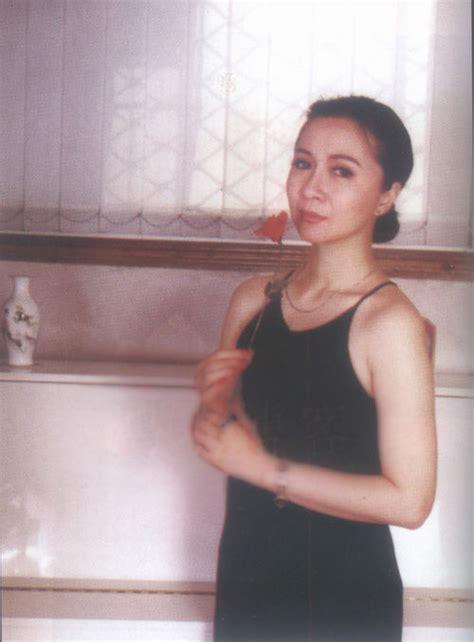 蔡明热巴直播回放,蔡明拿着热巴的照片