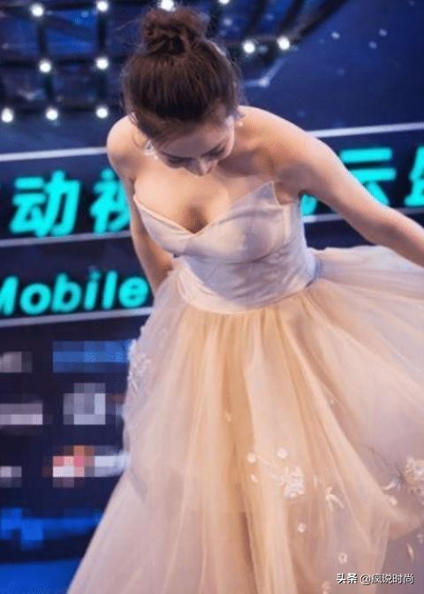 39岁马苏放得开，低胸礼服“撑”出凹凸感，饱满线条太迷人