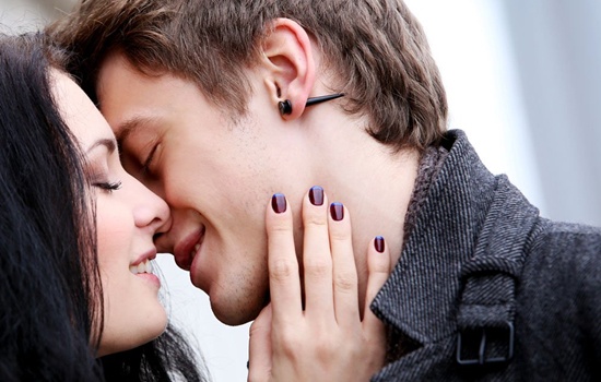 女朋友接吻害羞怎么回答,女朋友害羞怎么牵手