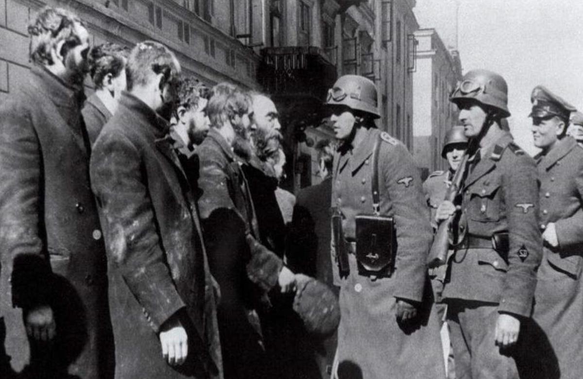 多年前父亲离家出走,父亲逃往中国避难儿子回国