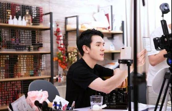 服装导购的职业发展,电商主播转型做导购