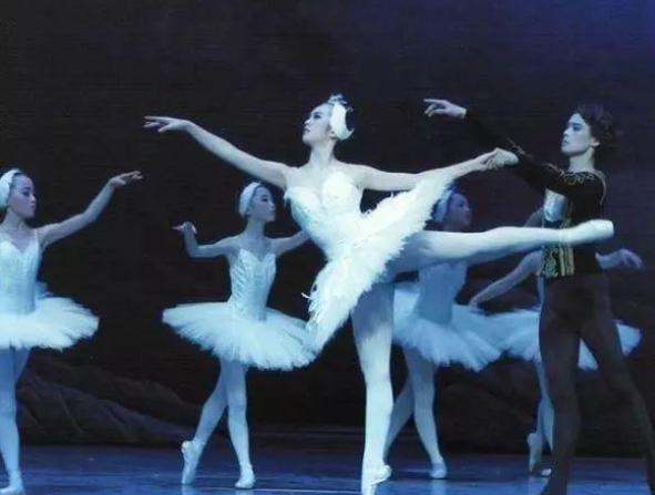 华为小公主：哈佛学霸不当赌王儿媳妇，和王子翩翩起舞组千亿女团