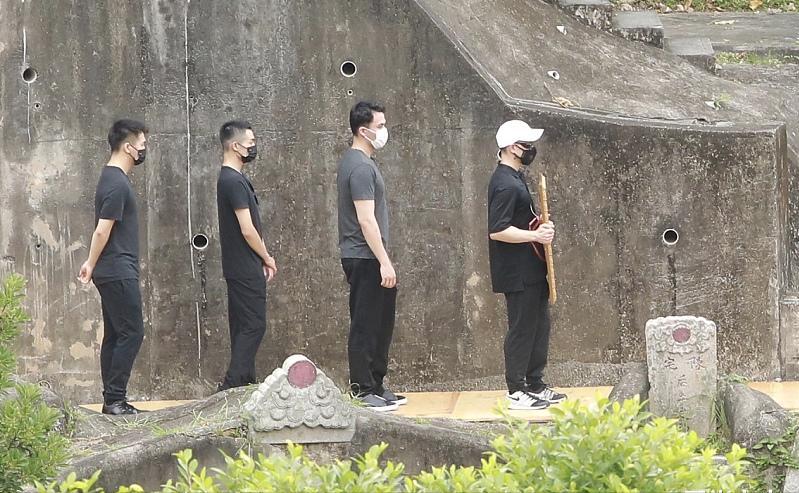 赌王遗体下葬，全家亮相奚梦瑶缺席，四太打扮时髦外孙女太不得体