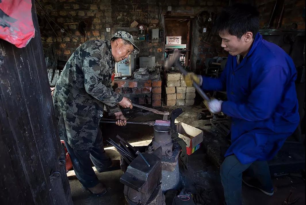 闪石乡锻刀匠：42年只为做好一把菜刀！