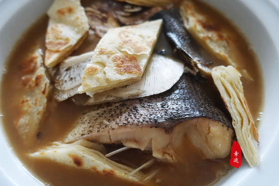 家庭版鱼头泡饼视频,鱼头泡饼的家常做法鱼头嫩滑好吃