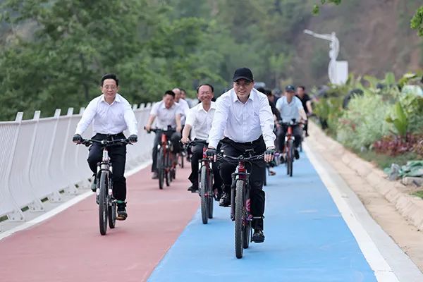 西南边陲的省委书记、省长频繁赴地方：现在还不是摆庆功宴的时候