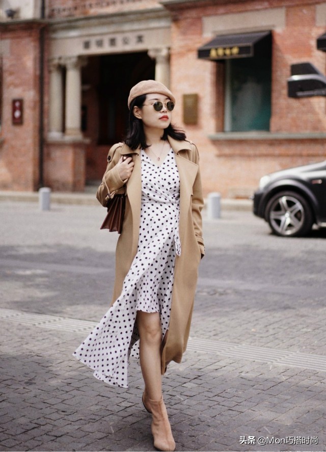 马丁靴风衣怎么搭配好看,黑色风衣搭配棕色马丁靴鞋