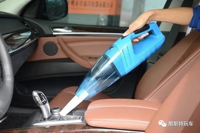 车里被踢得很多痕迹怎么去除,车门被踢脏了怎么擦