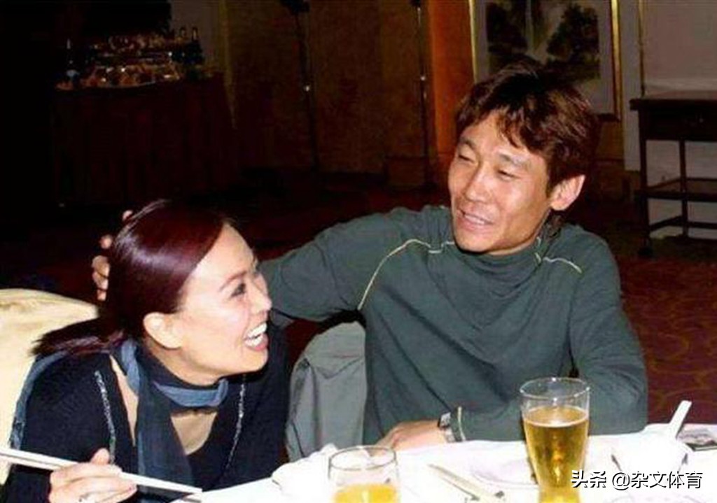 50岁前国脚改过自新！出狱后创办足球俱乐部，前妻是歌坛天后