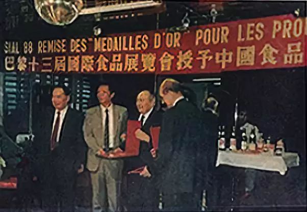 这瓶酒是一代成都人的回忆，每次回去都会买来和父亲喝