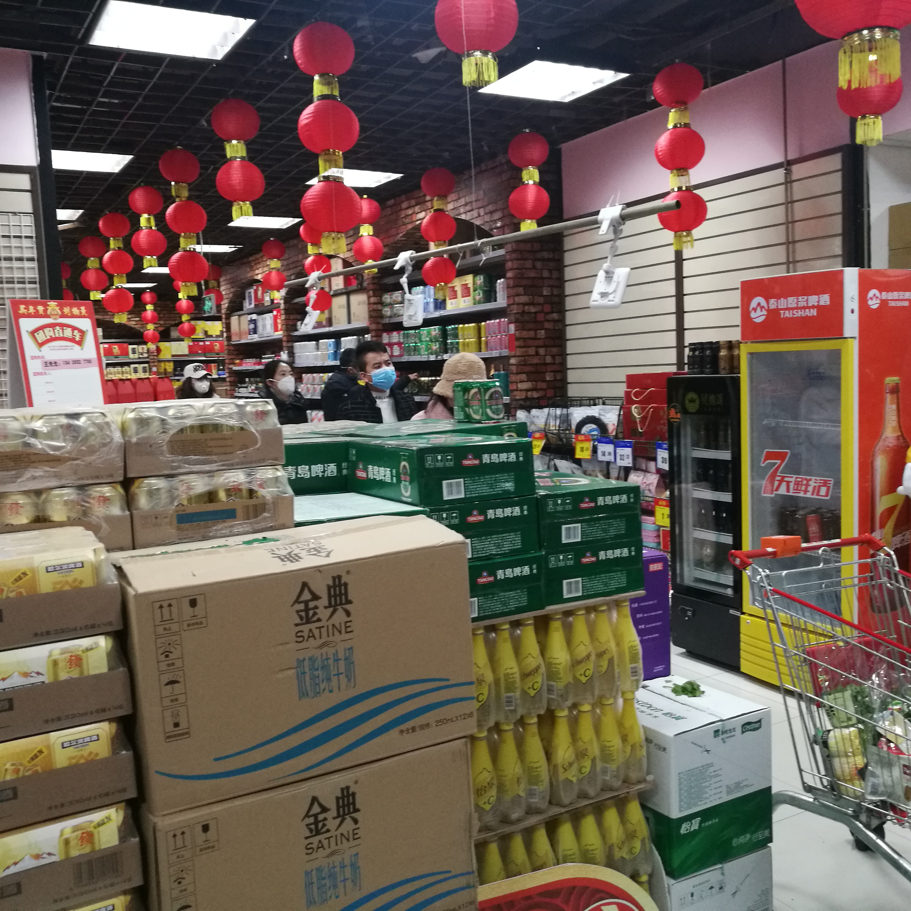 北京超市自助结账软件,超市顾客排长队购物