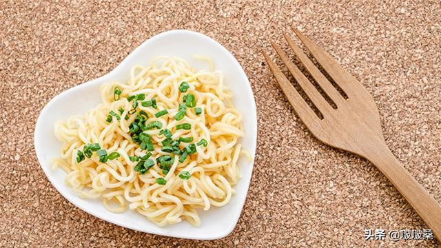 方便面为什么不能当作救灾物资,方便面是垃圾食品没