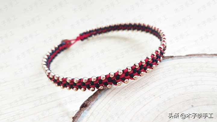 一根线串珠子手链,一个转运珠编手链的造型