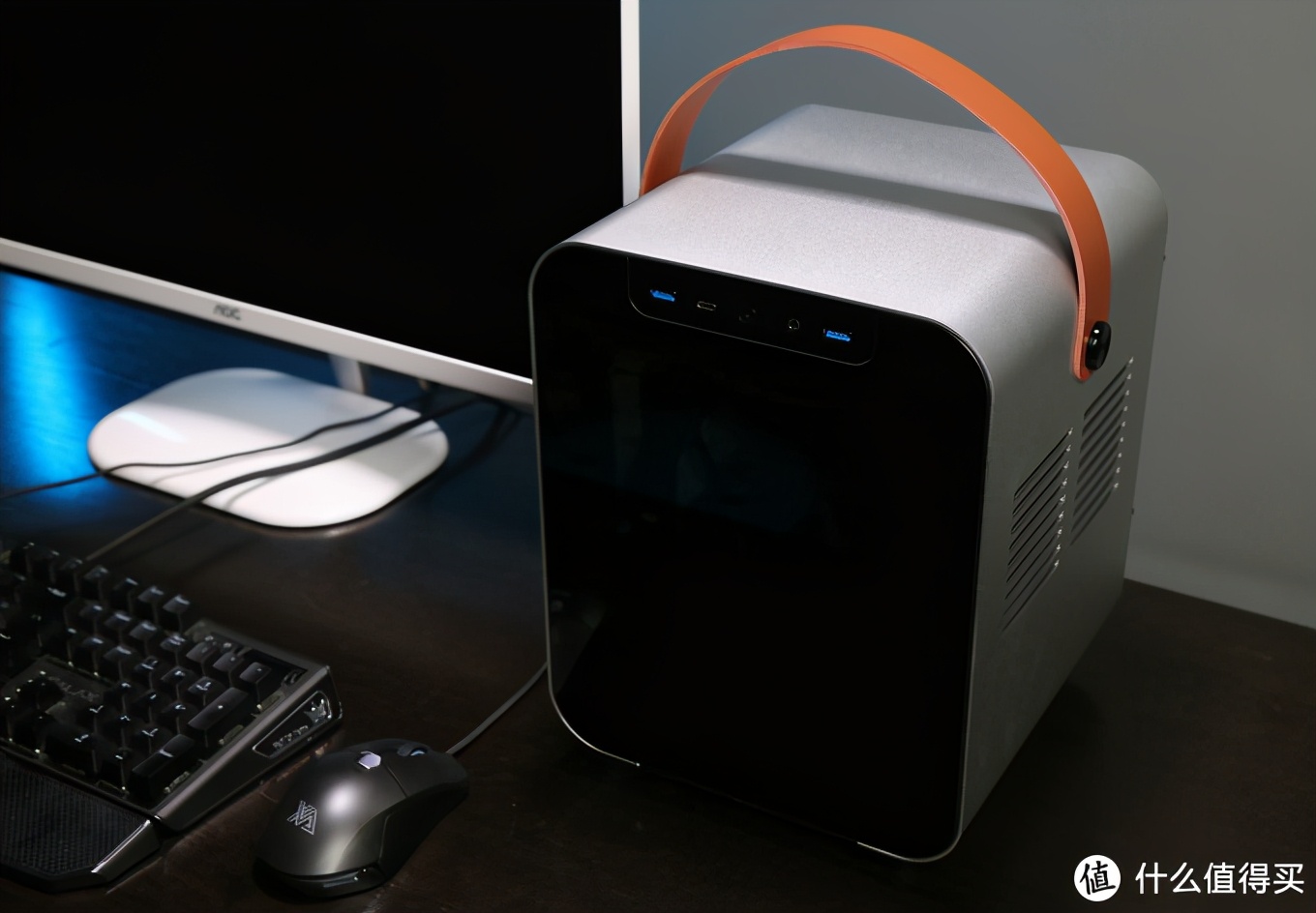 一台可以玩大型游戏的主机,可以拎起来的电脑主机