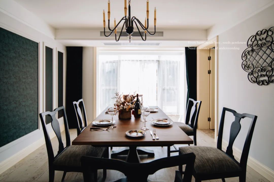 墨绿和酒红色搭配效果,墨绿色和红色搭配极简风